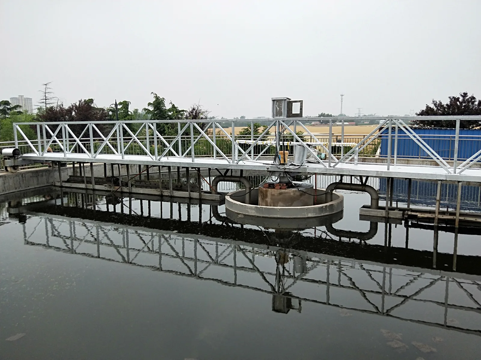 Sludge scraper bridge on a sedimentation tank